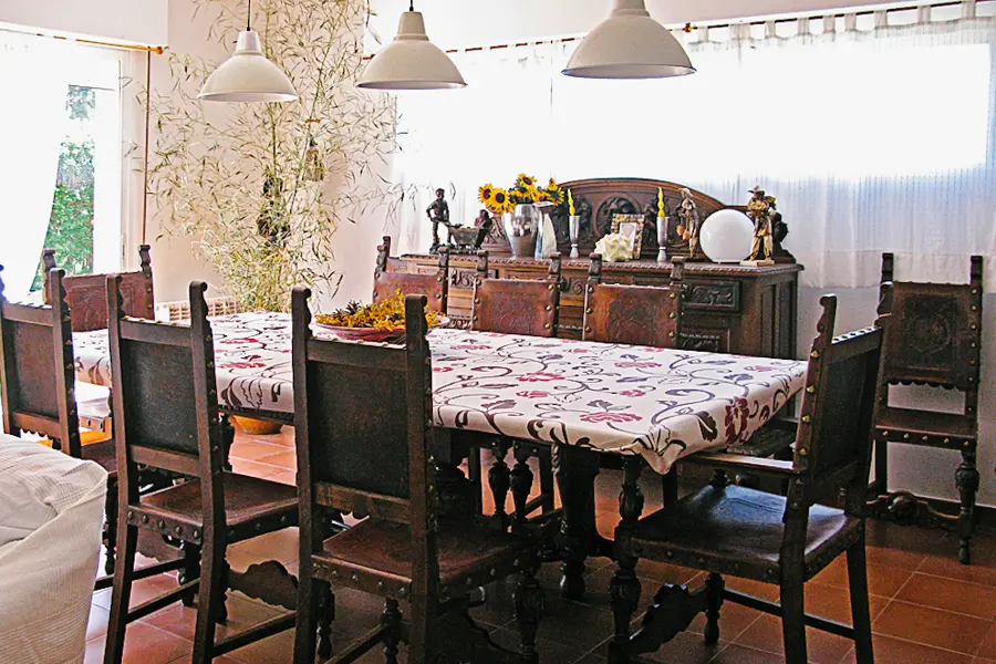 Gran mesa de comedor preparada para grupos