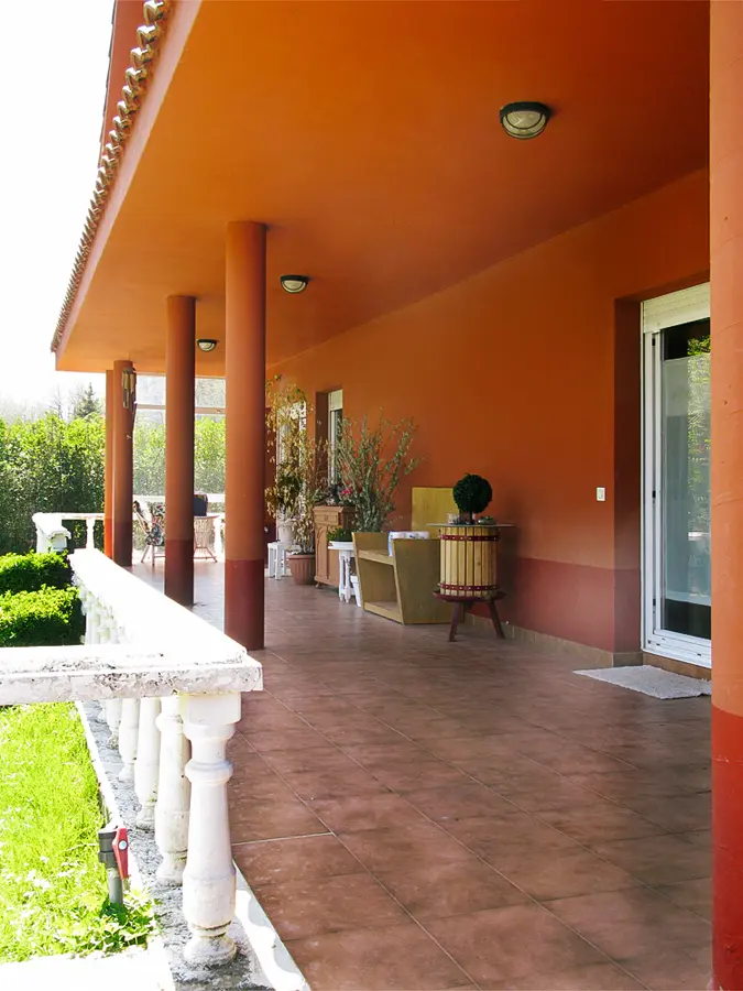 Porche cubierto de Casa Larrate orientado al jardín